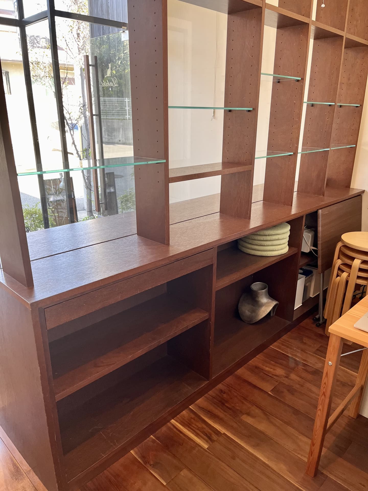 棚の裏側はバックヤードとして使えます