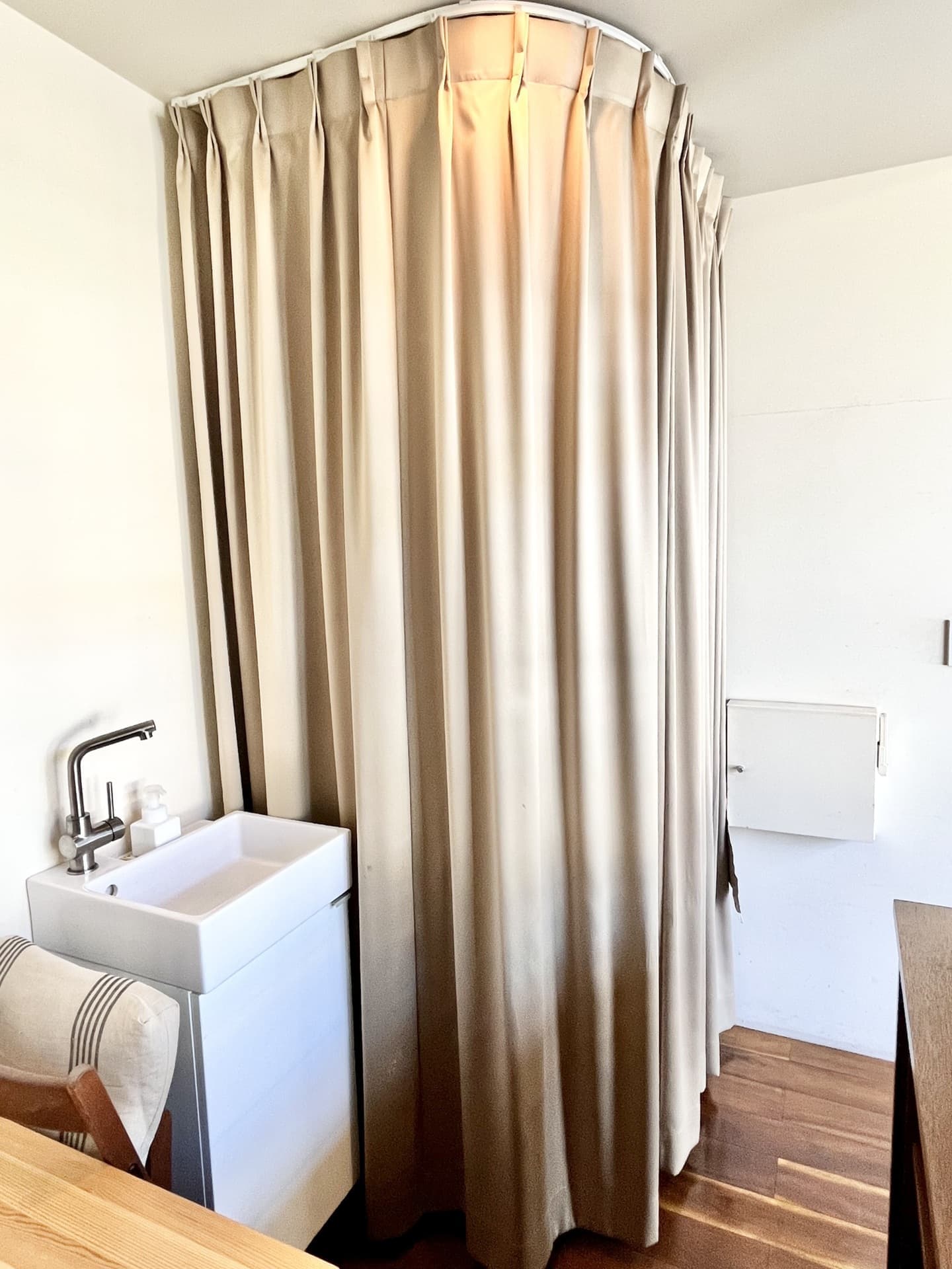 フィッテングスペースのカーテン