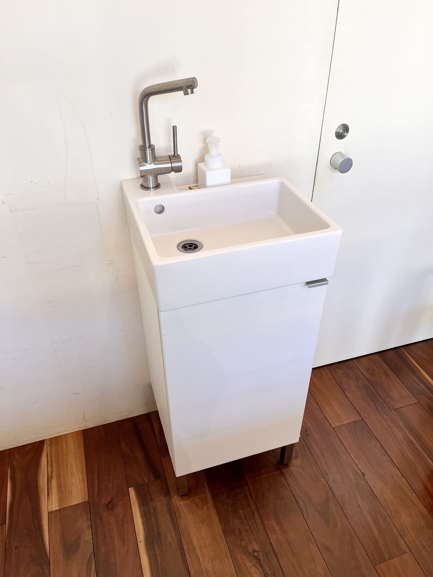 ギャラリーバックヤードのミニシンク